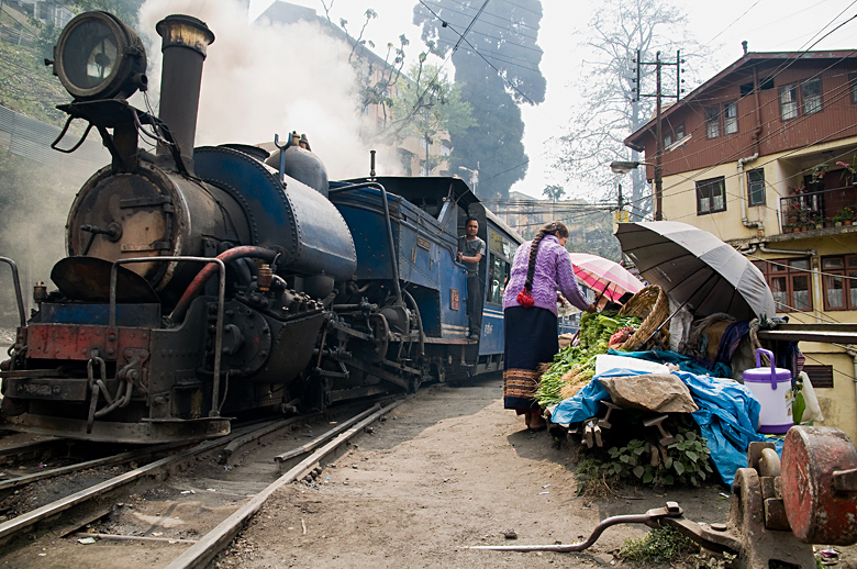 Indien, Westbengalen, Darjeeling, Stadt, DHR, Darjeeling Himalayan Railway, Bahnhof, Leben an den Gleisen, 2010